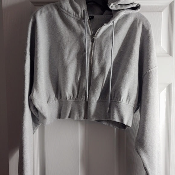 Express Light Gray Athletic Shorts And Crop  Pullover - Picture 3 of 5